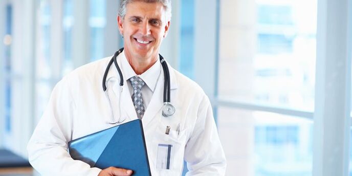 médecin traitant une mycose des ongles