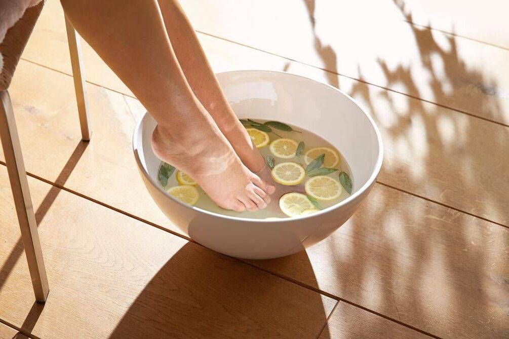 comment utiliser les bains contre la mycose des ongles
